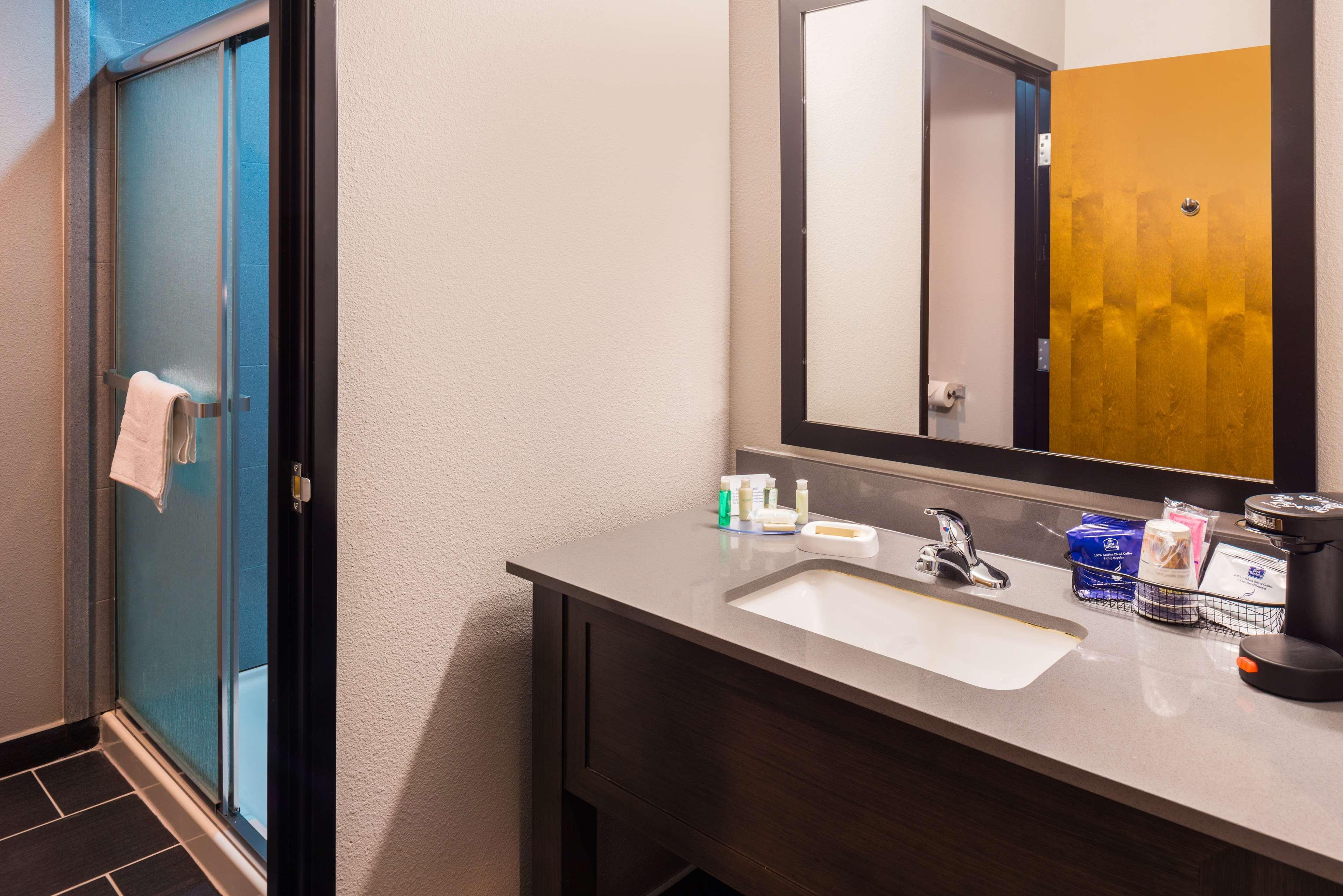 Best Western Plus Regency Park Walker Bagian luar foto