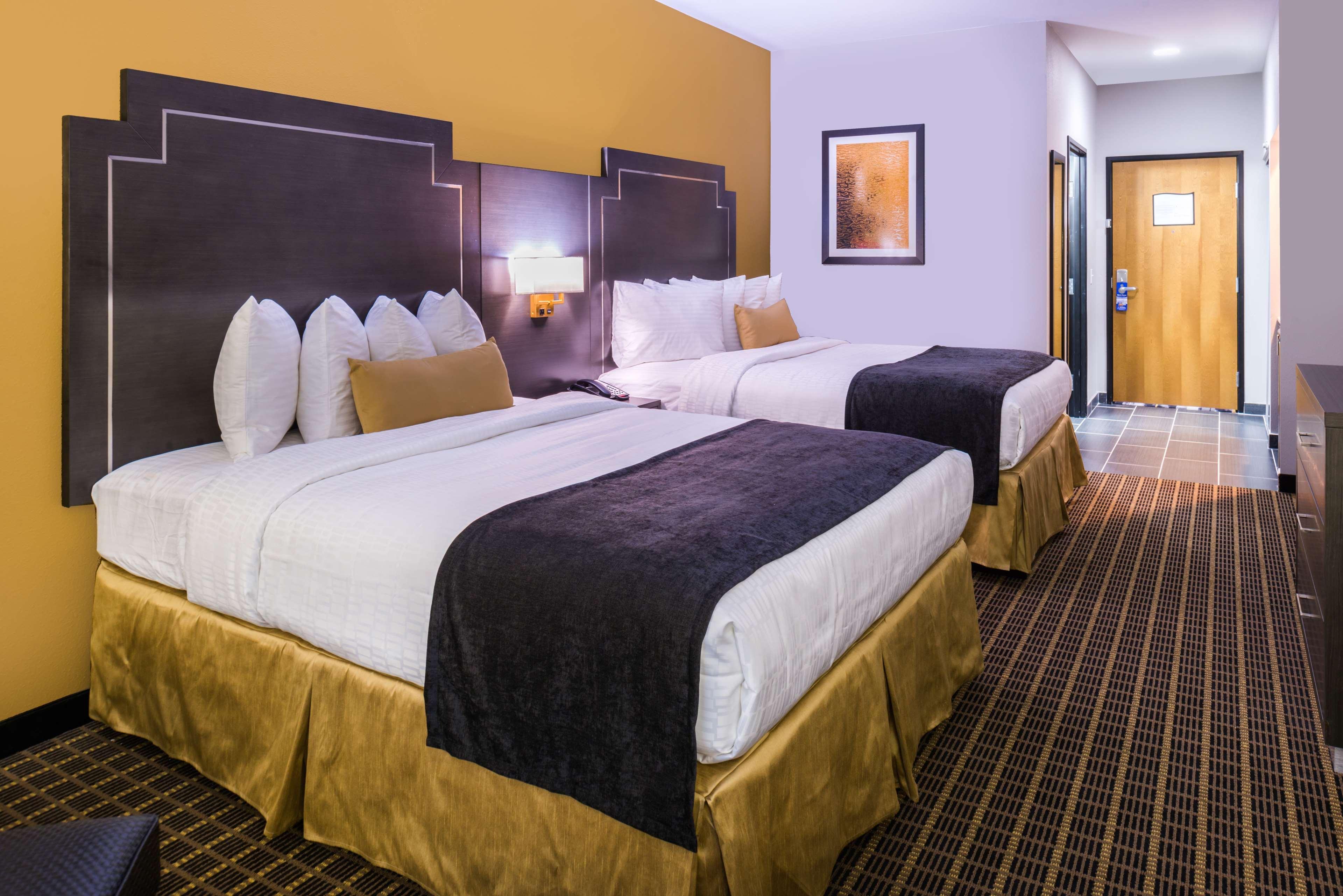 Best Western Plus Regency Park Walker Bagian luar foto