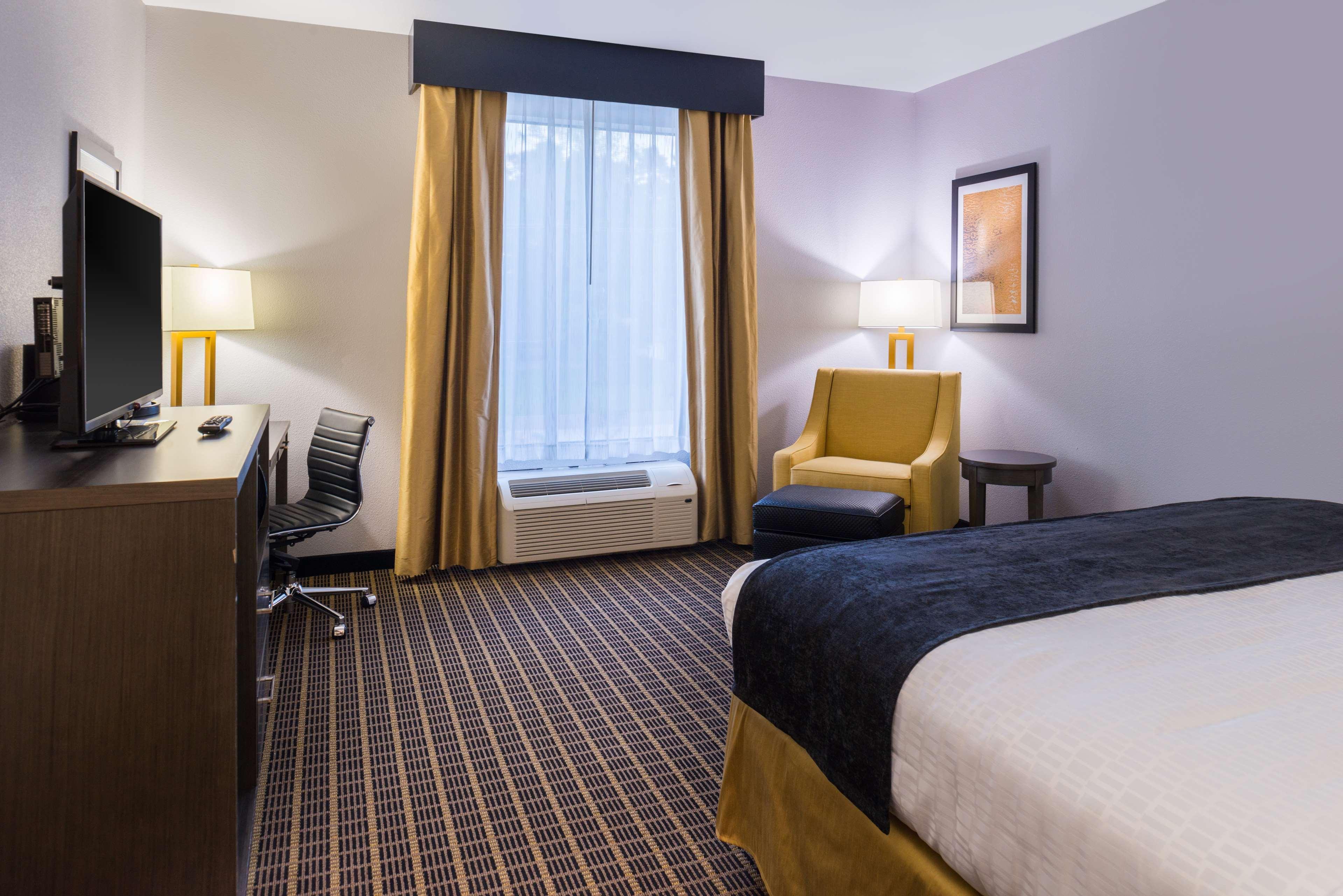 Best Western Plus Regency Park Walker Bagian luar foto