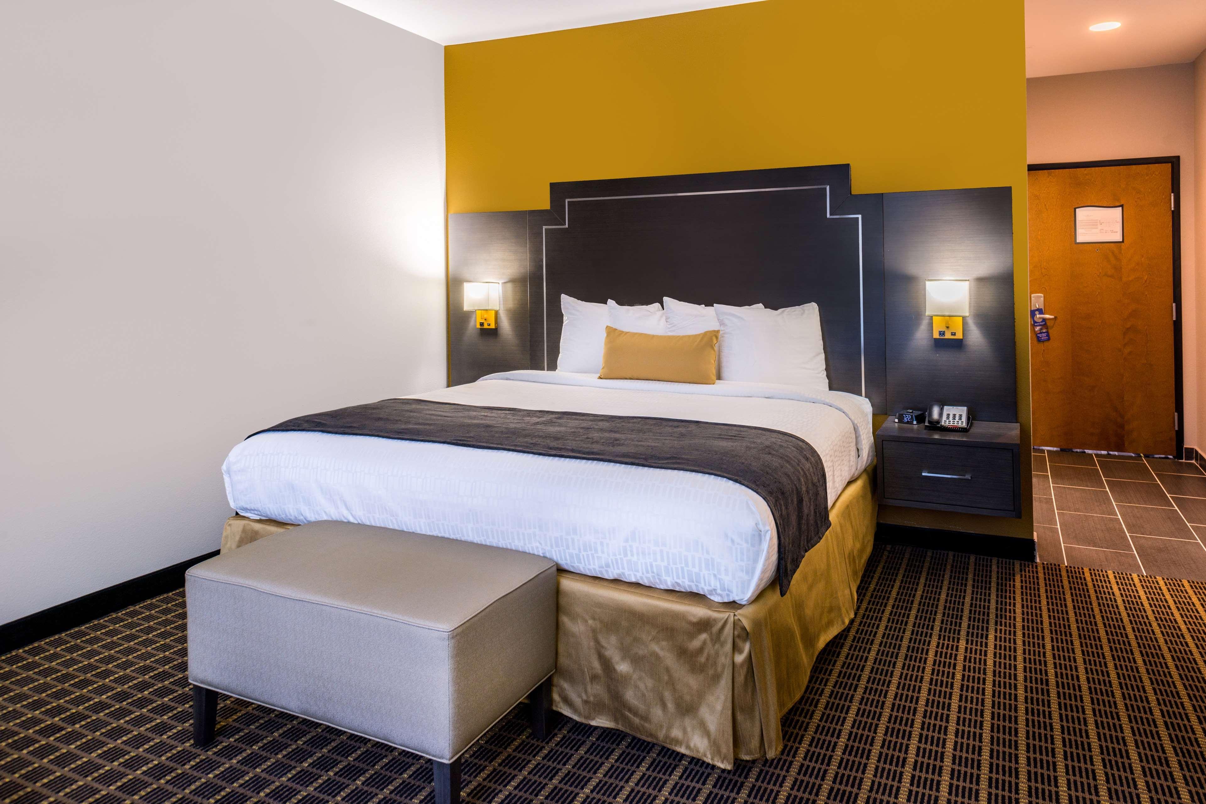 Best Western Plus Regency Park Walker Bagian luar foto