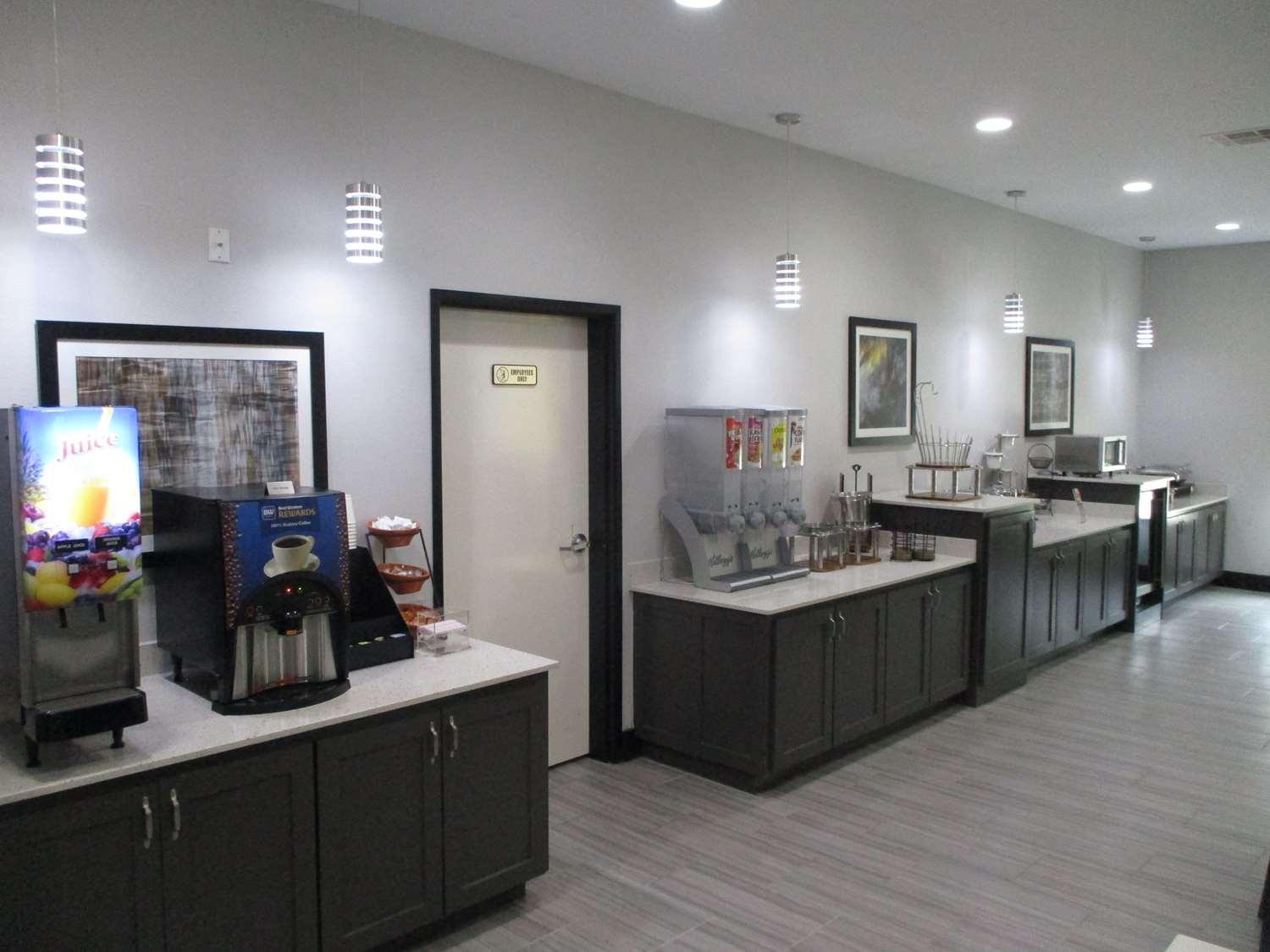 Best Western Plus Regency Park Walker Bagian luar foto