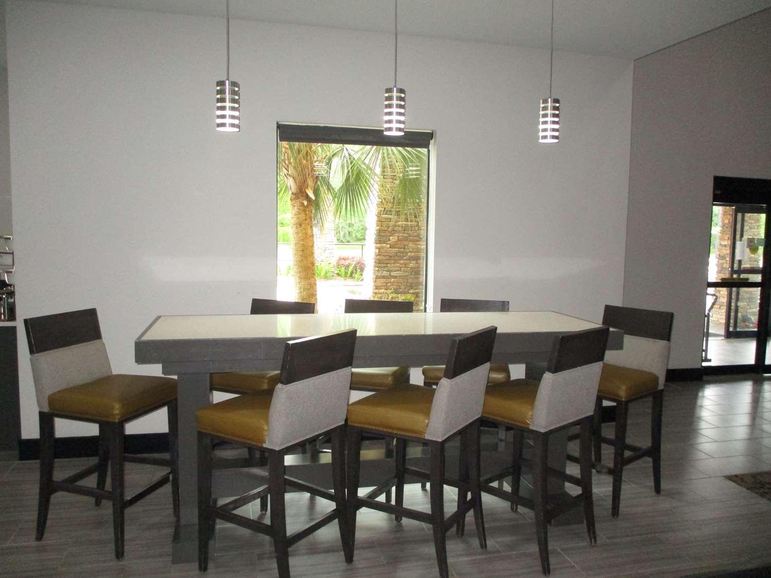 Best Western Plus Regency Park Walker Bagian luar foto