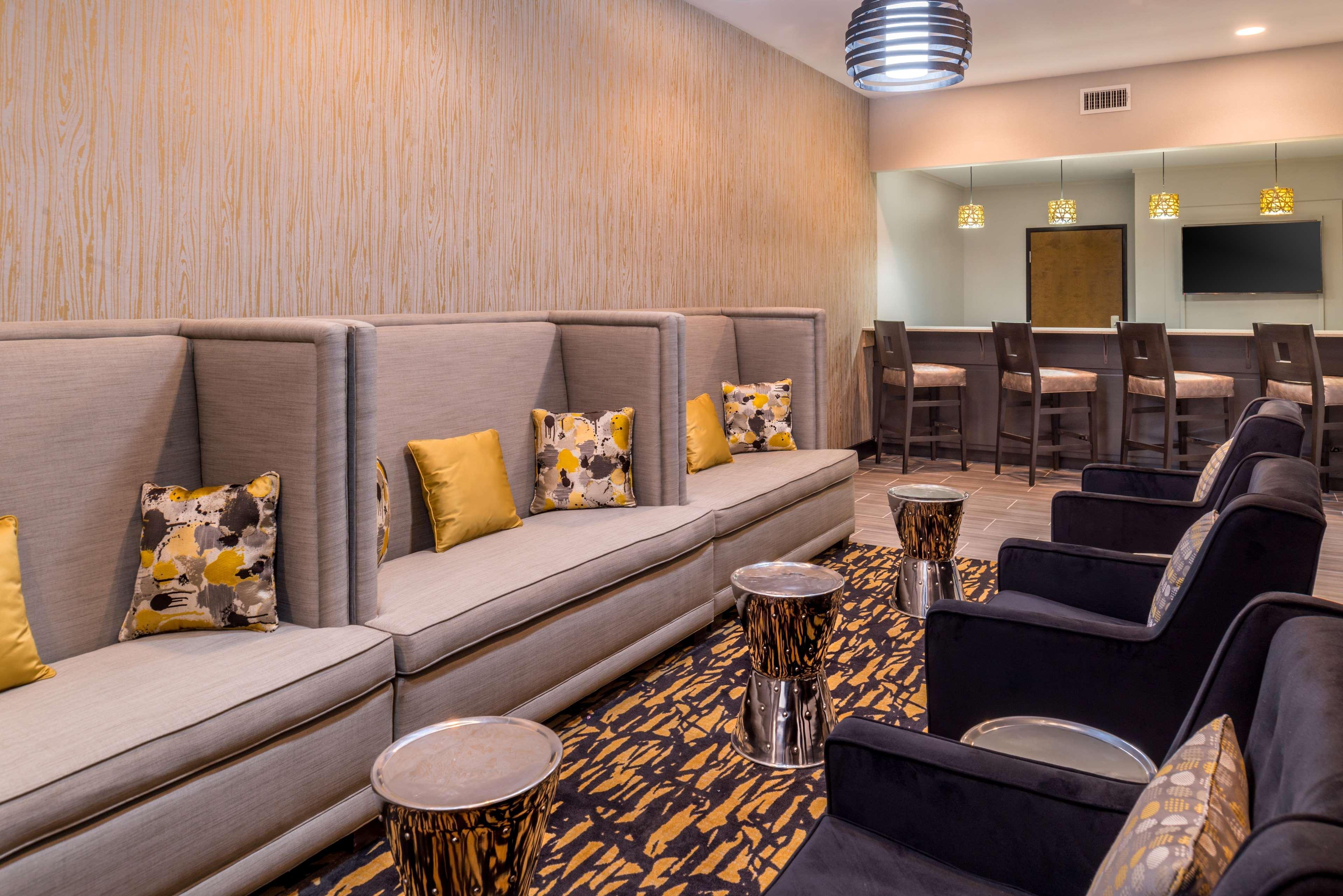 Best Western Plus Regency Park Walker Bagian luar foto