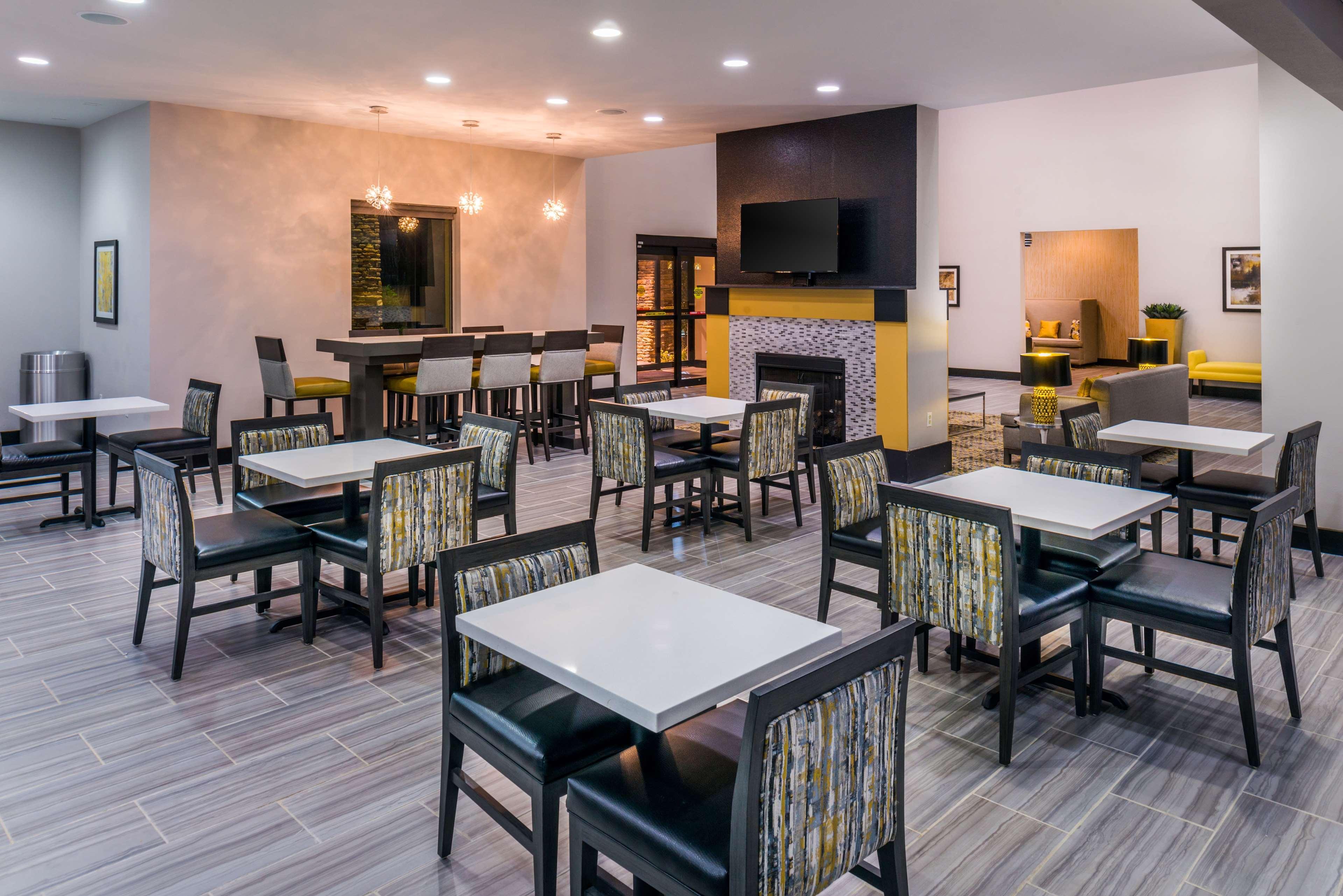 Best Western Plus Regency Park Walker Bagian luar foto