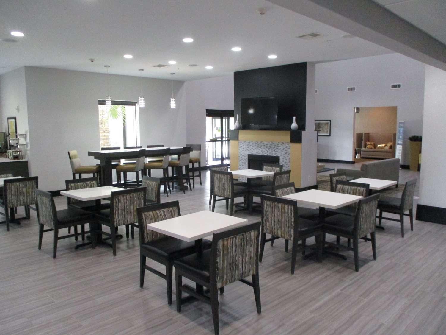 Best Western Plus Regency Park Walker Bagian luar foto