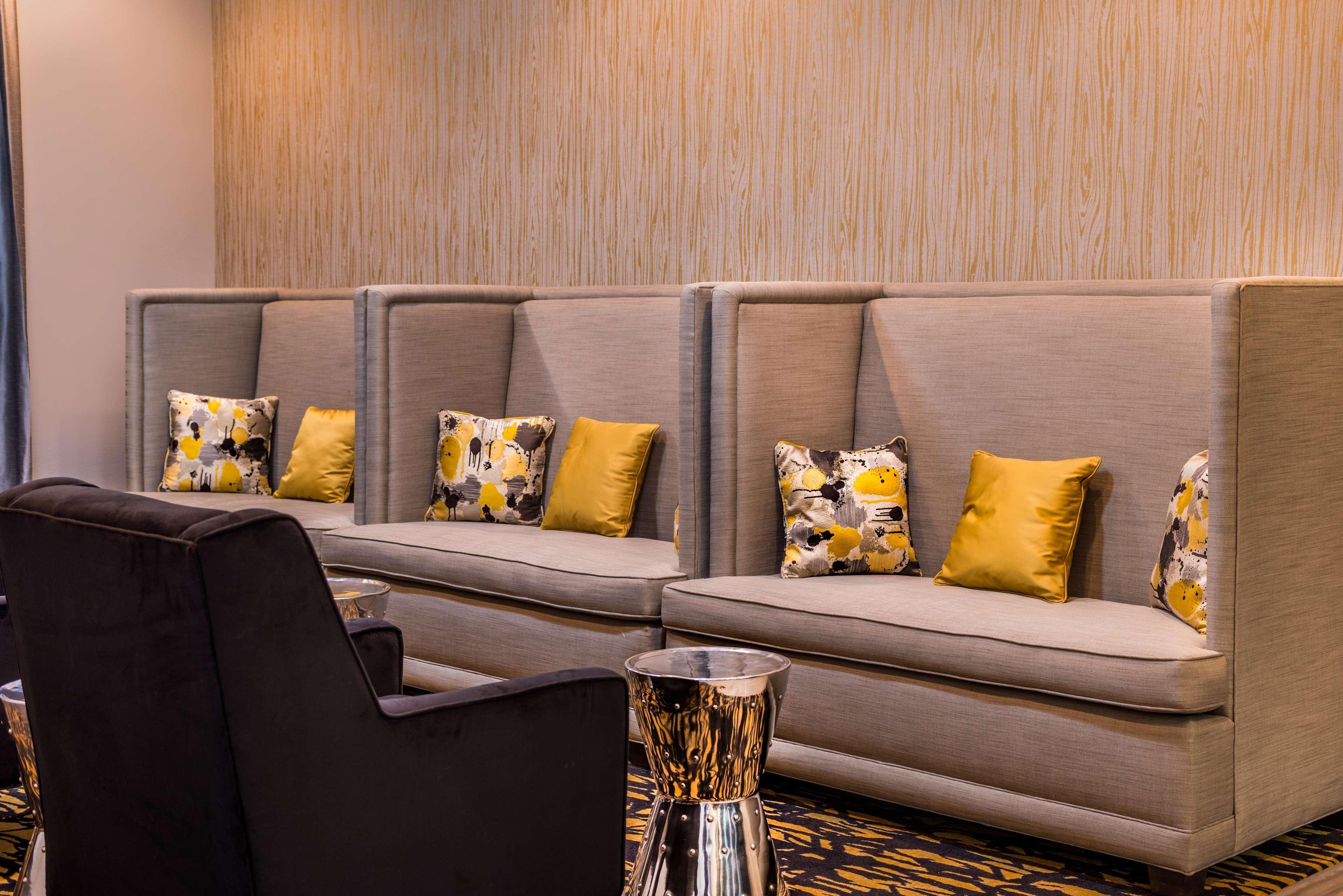 Best Western Plus Regency Park Walker Bagian luar foto