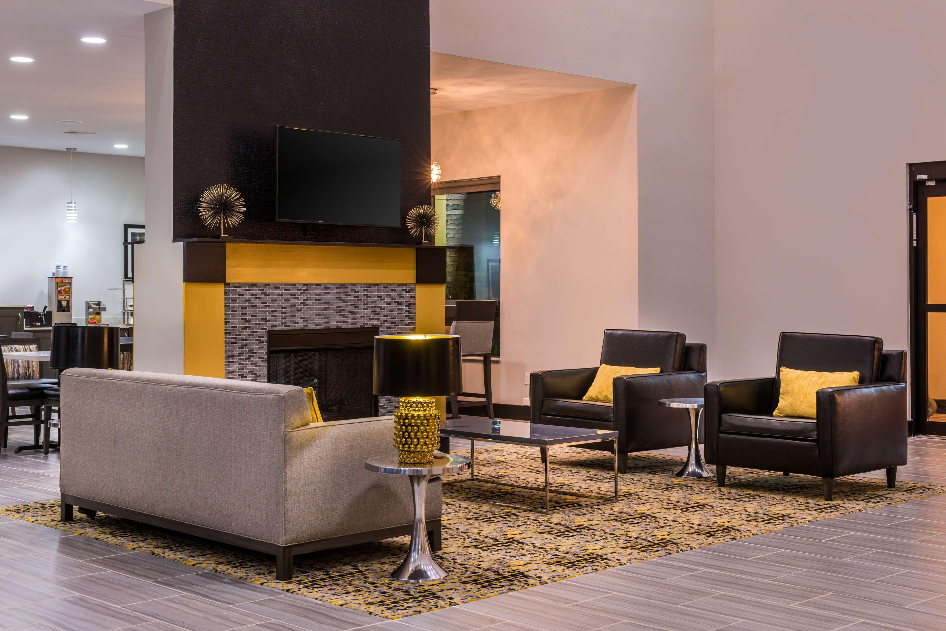 Best Western Plus Regency Park Walker Bagian luar foto
