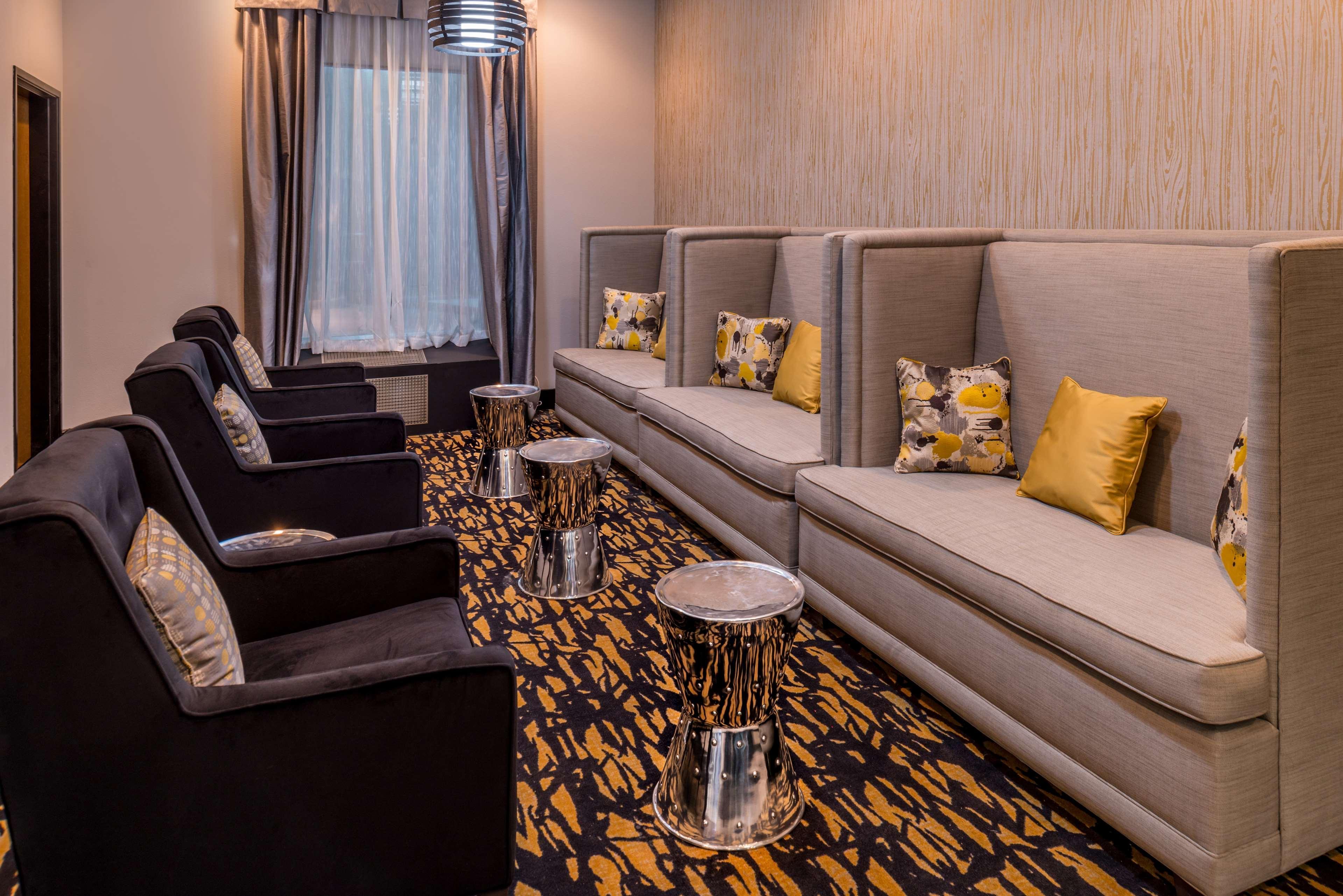 Best Western Plus Regency Park Walker Bagian luar foto