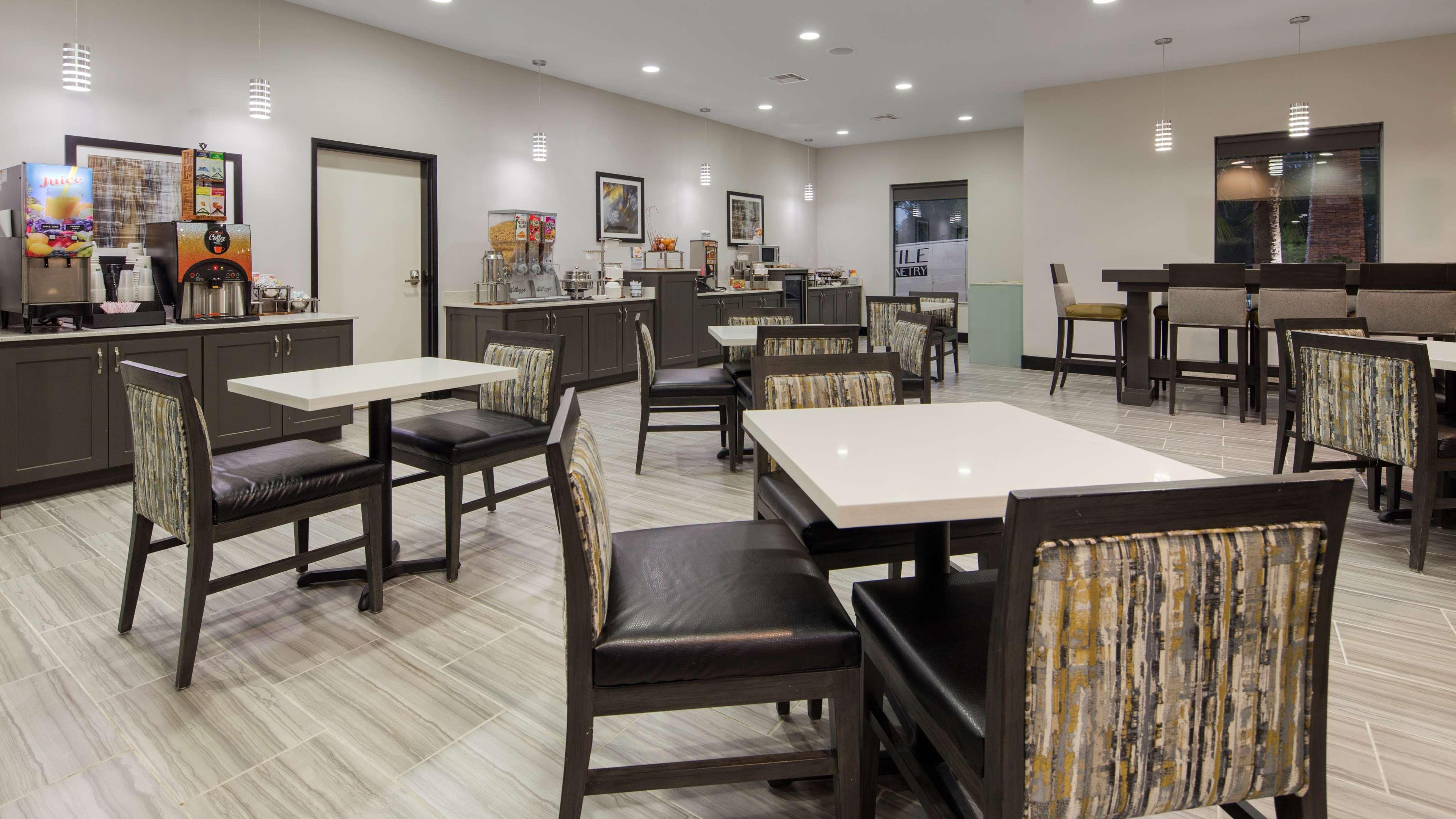 Best Western Plus Regency Park Walker Bagian luar foto