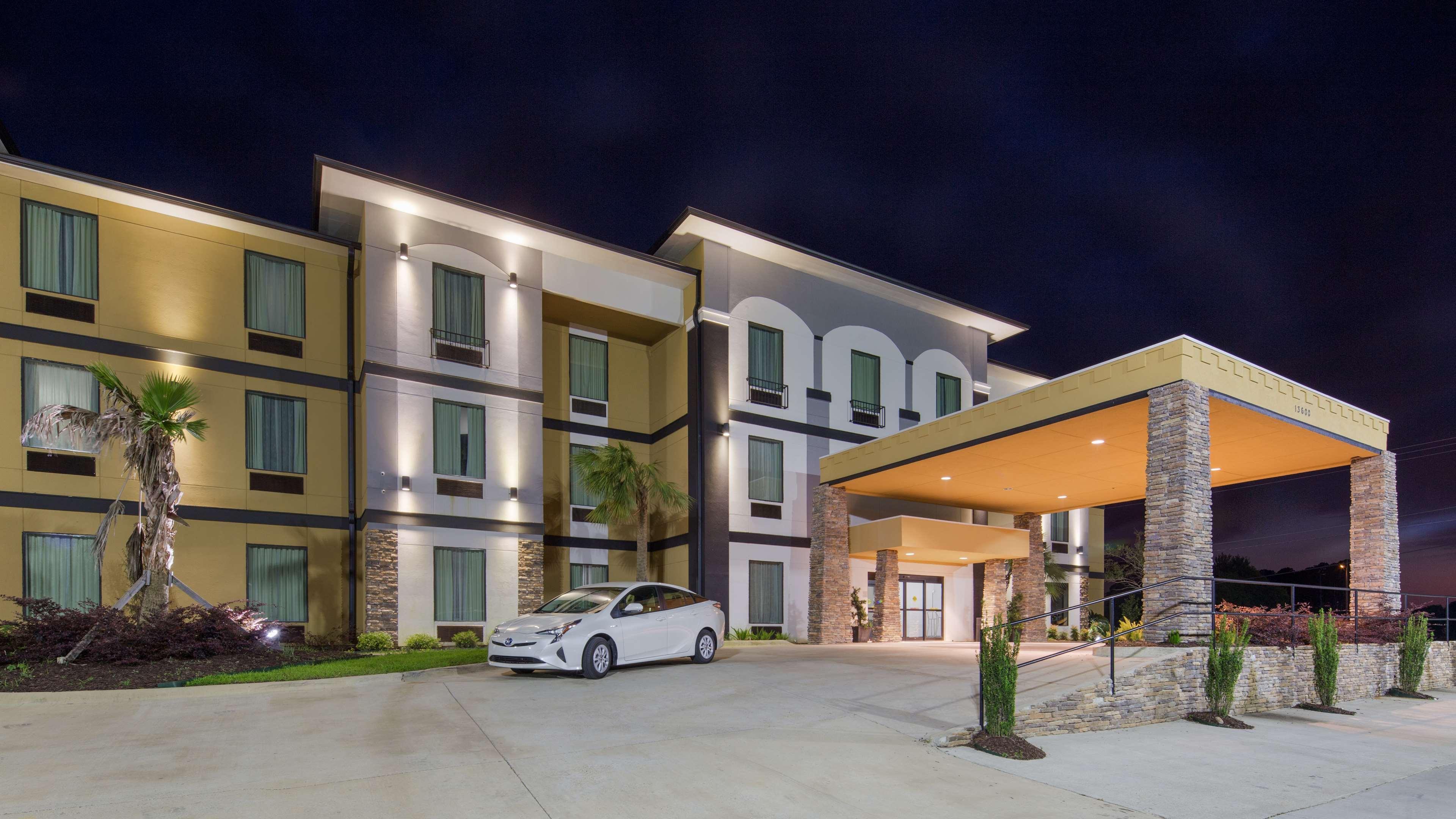 Best Western Plus Regency Park Walker Bagian luar foto