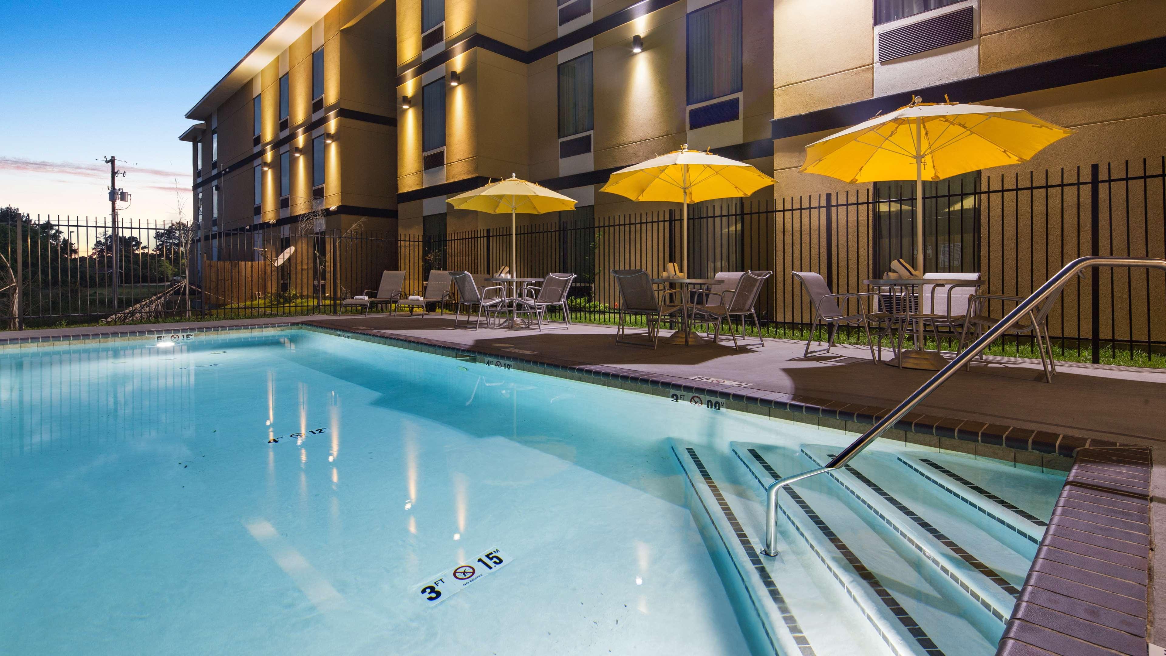 Best Western Plus Regency Park Walker Bagian luar foto