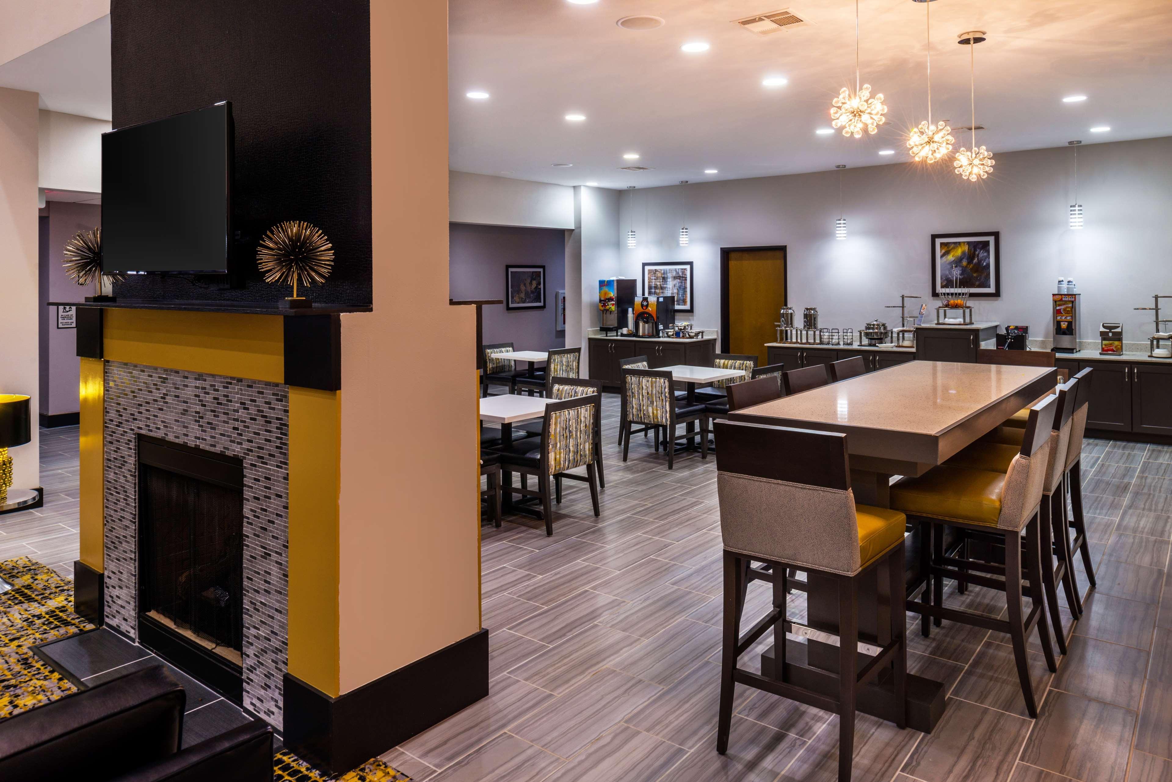 Best Western Plus Regency Park Walker Bagian luar foto