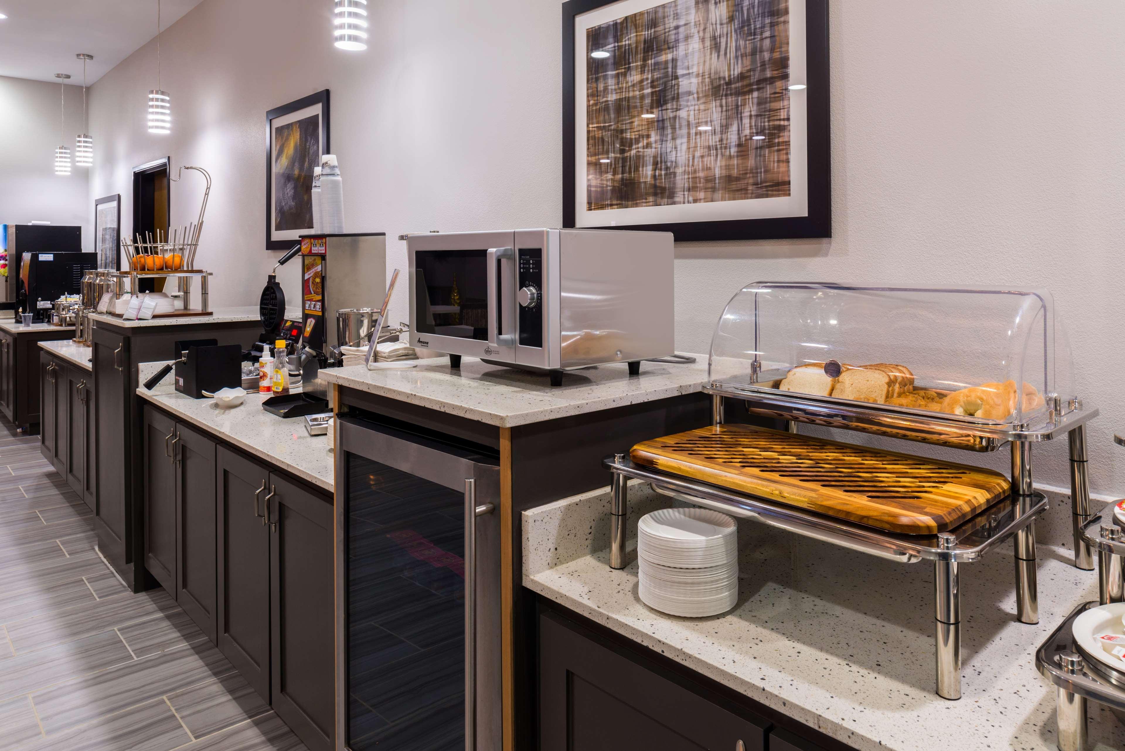 Best Western Plus Regency Park Walker Bagian luar foto