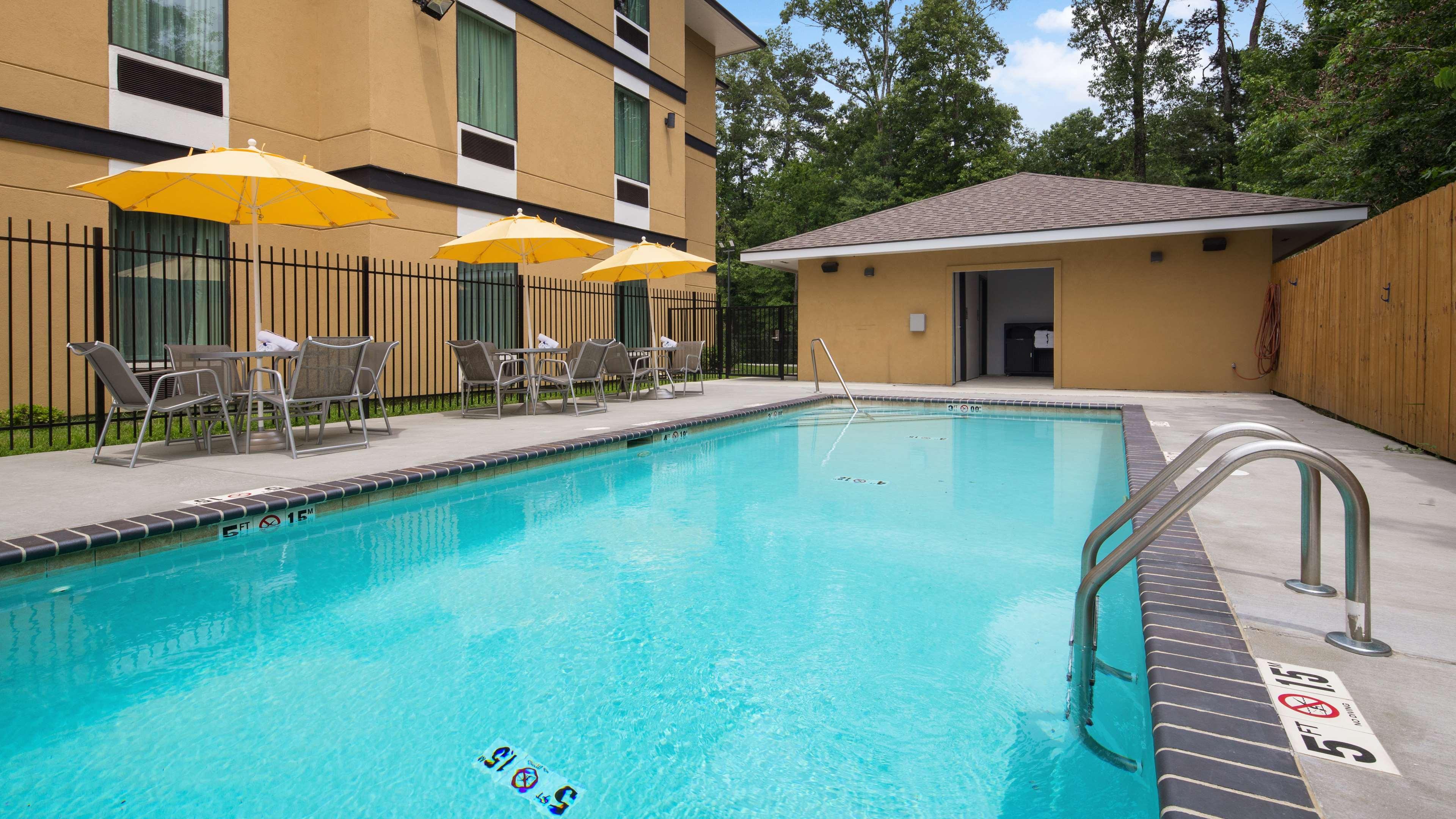 Best Western Plus Regency Park Walker Bagian luar foto