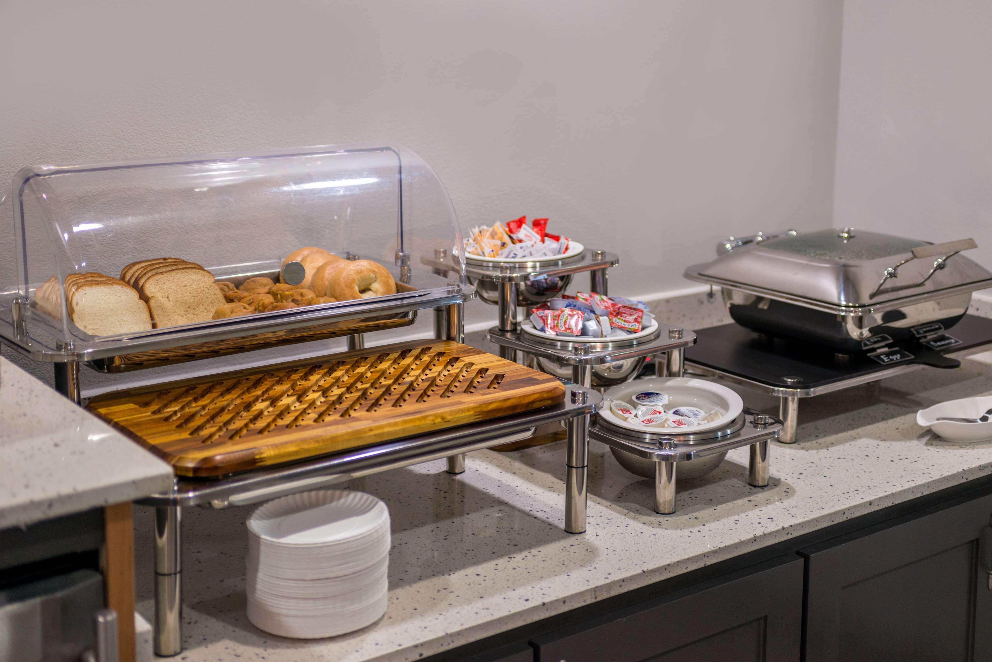 Best Western Plus Regency Park Walker Bagian luar foto