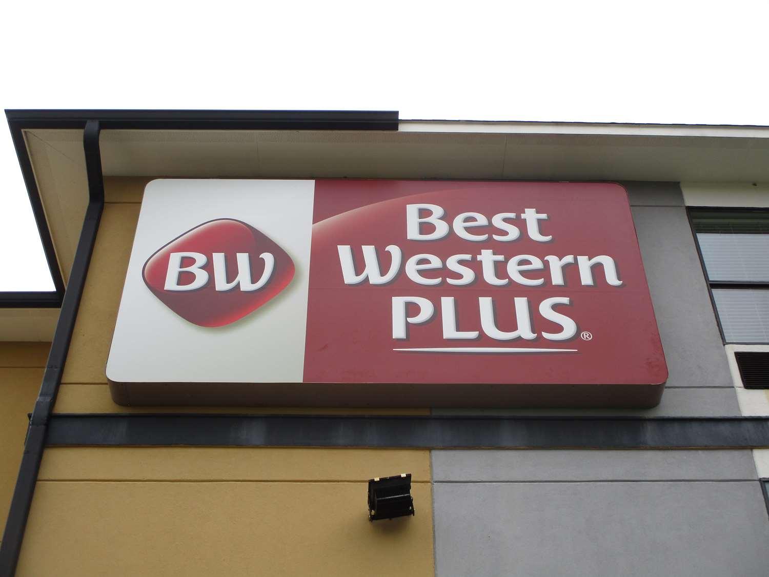 Best Western Plus Regency Park Walker Bagian luar foto