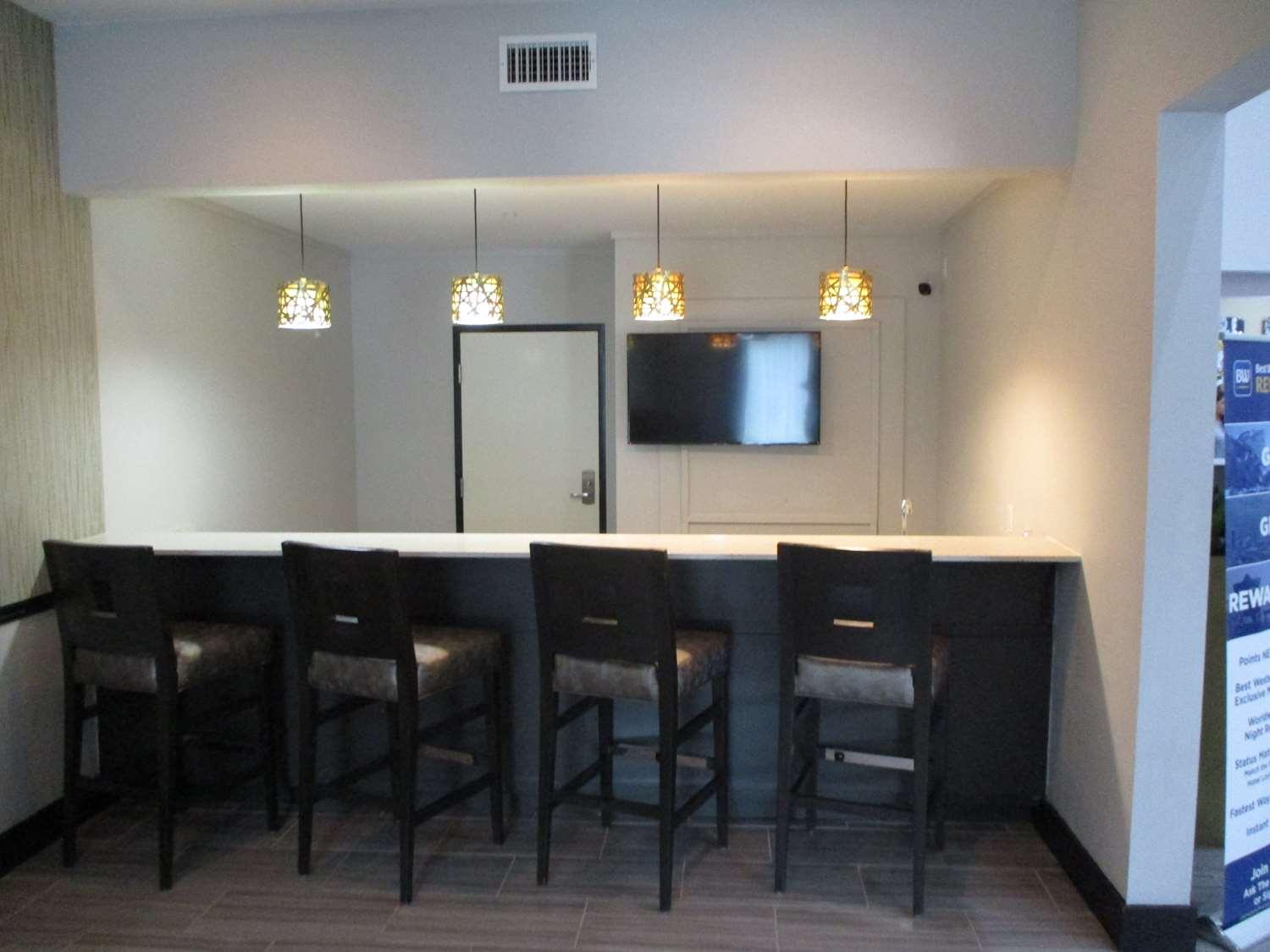 Best Western Plus Regency Park Walker Bagian luar foto