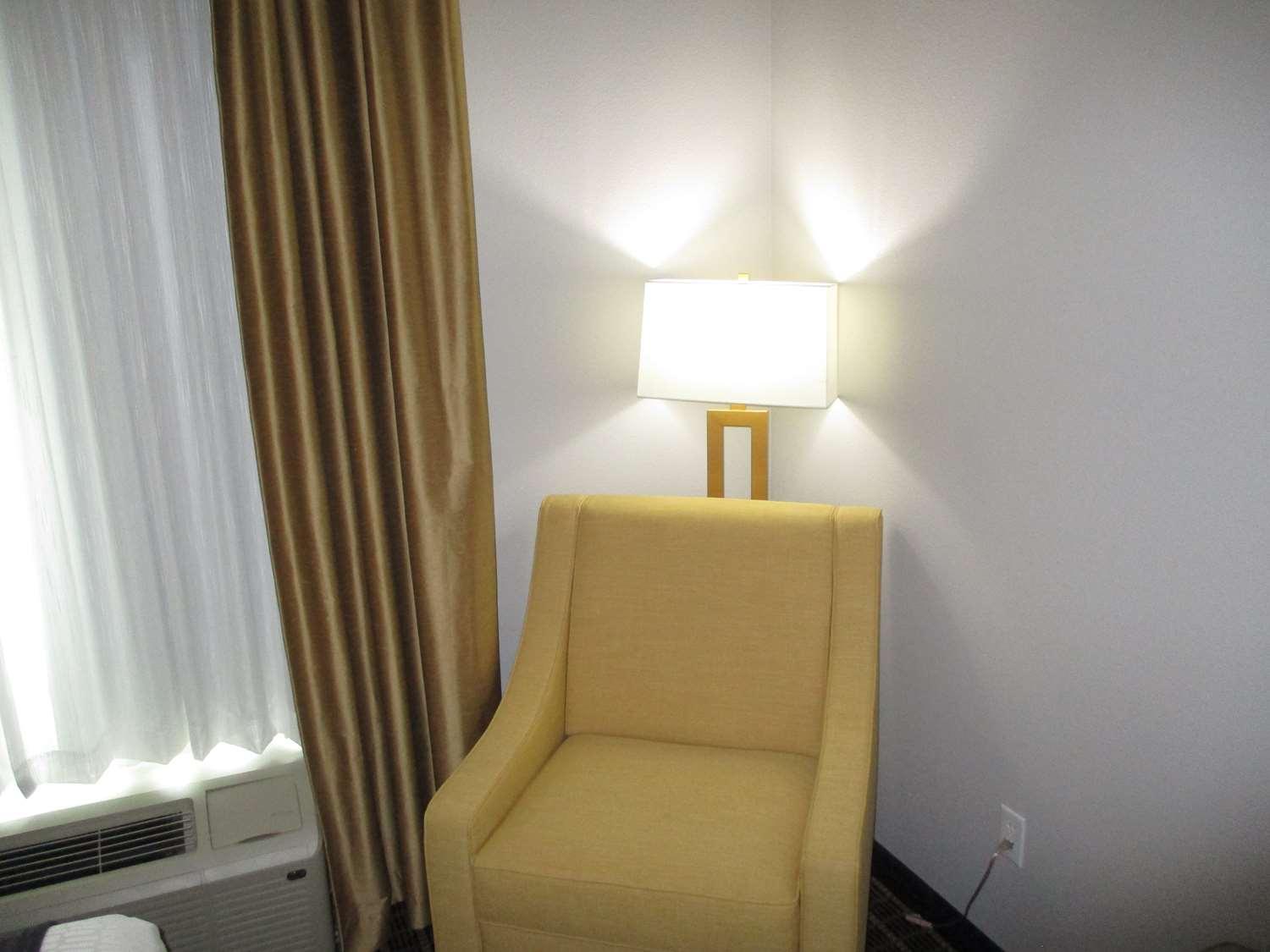 Best Western Plus Regency Park Walker Bagian luar foto