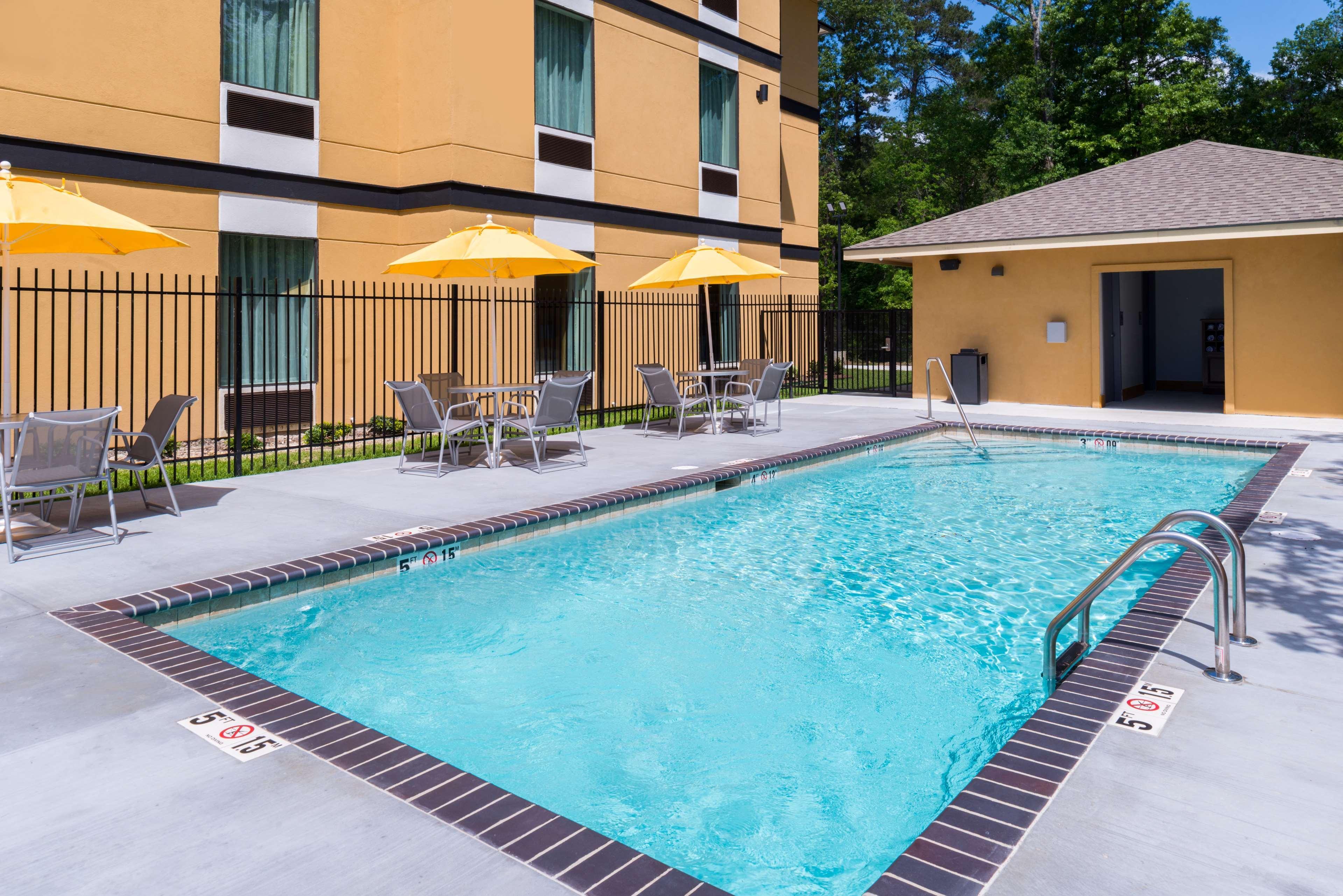 Best Western Plus Regency Park Walker Bagian luar foto