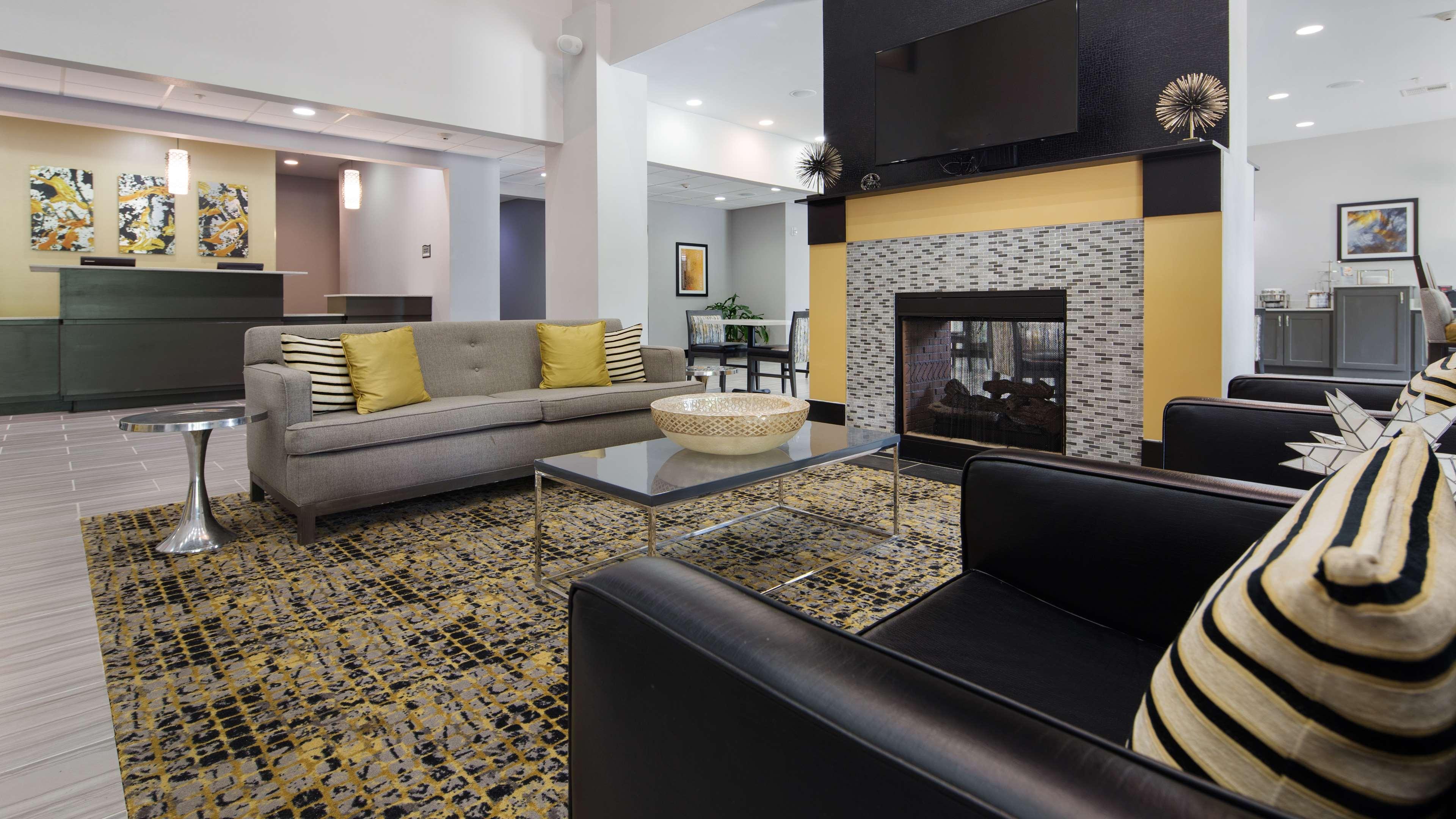 Best Western Plus Regency Park Walker Bagian luar foto