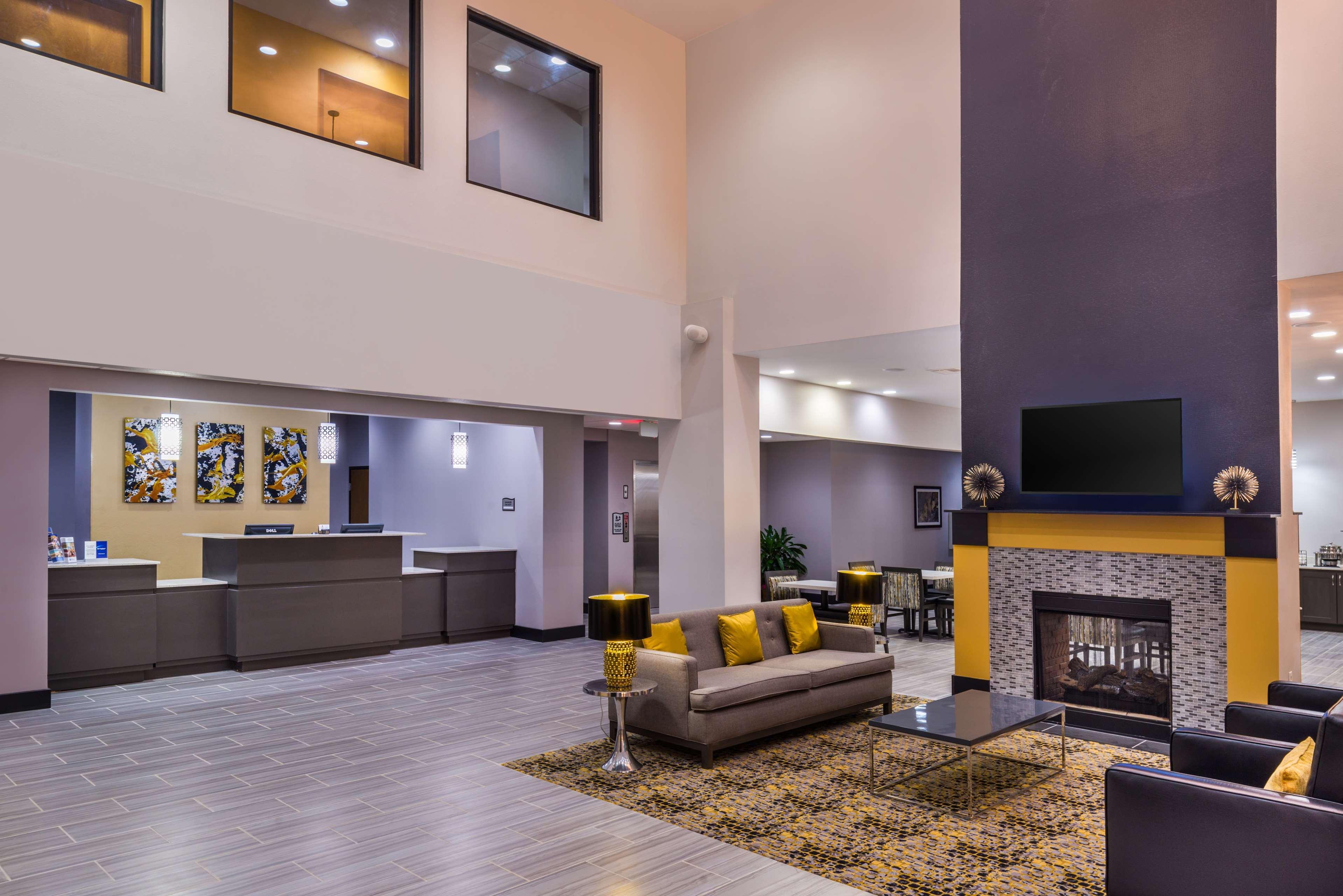 Best Western Plus Regency Park Walker Bagian luar foto