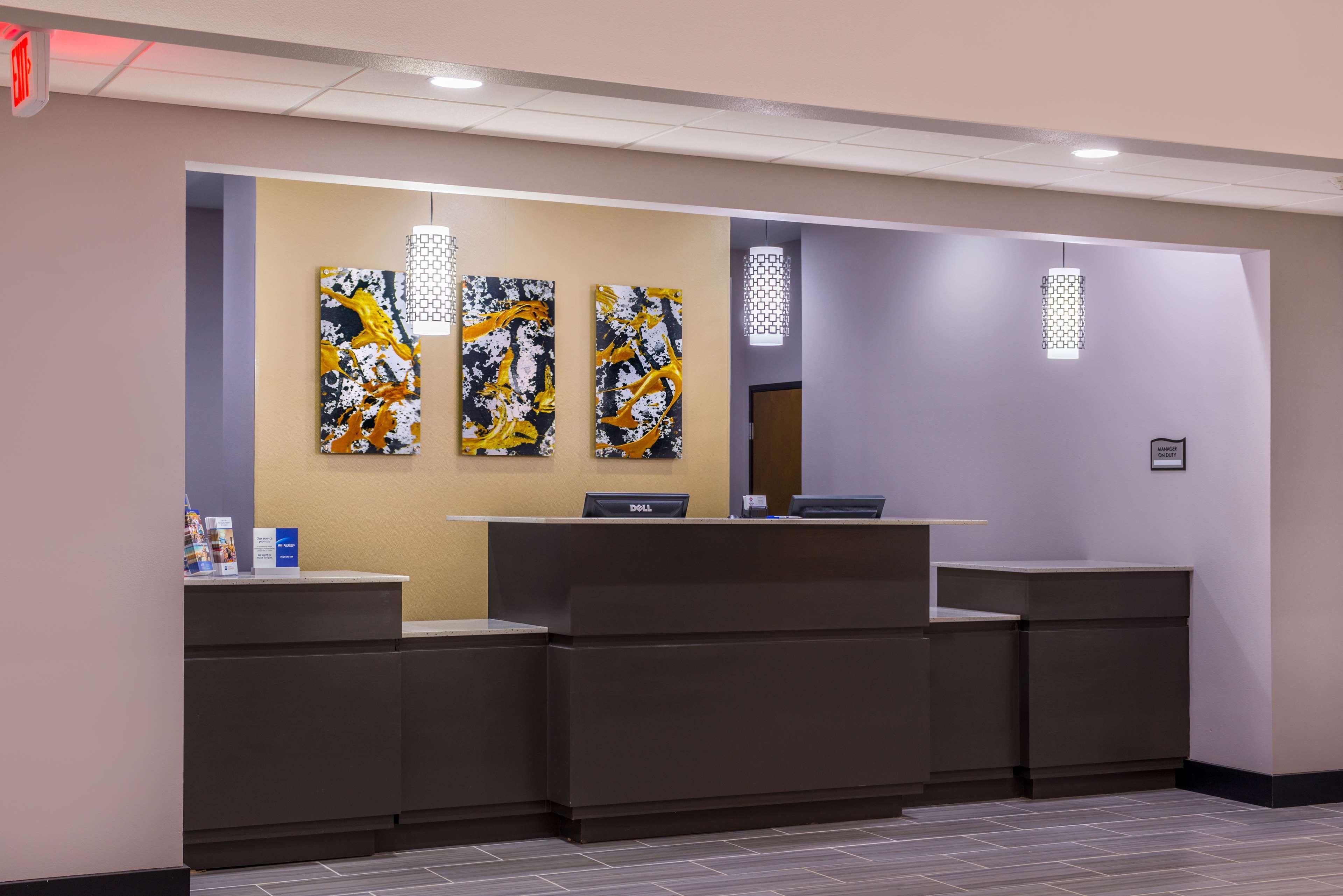 Best Western Plus Regency Park Walker Bagian luar foto