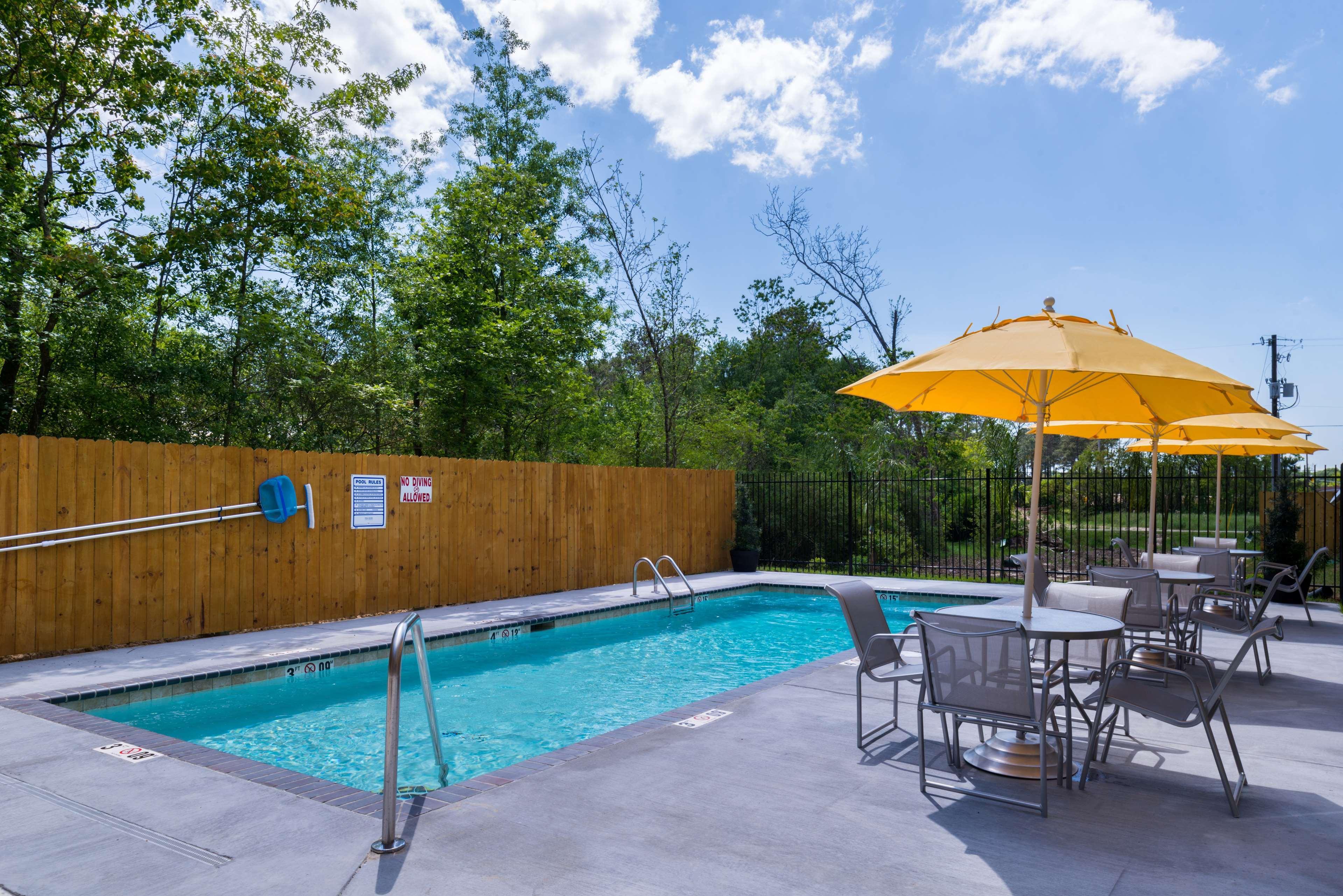 Best Western Plus Regency Park Walker Bagian luar foto