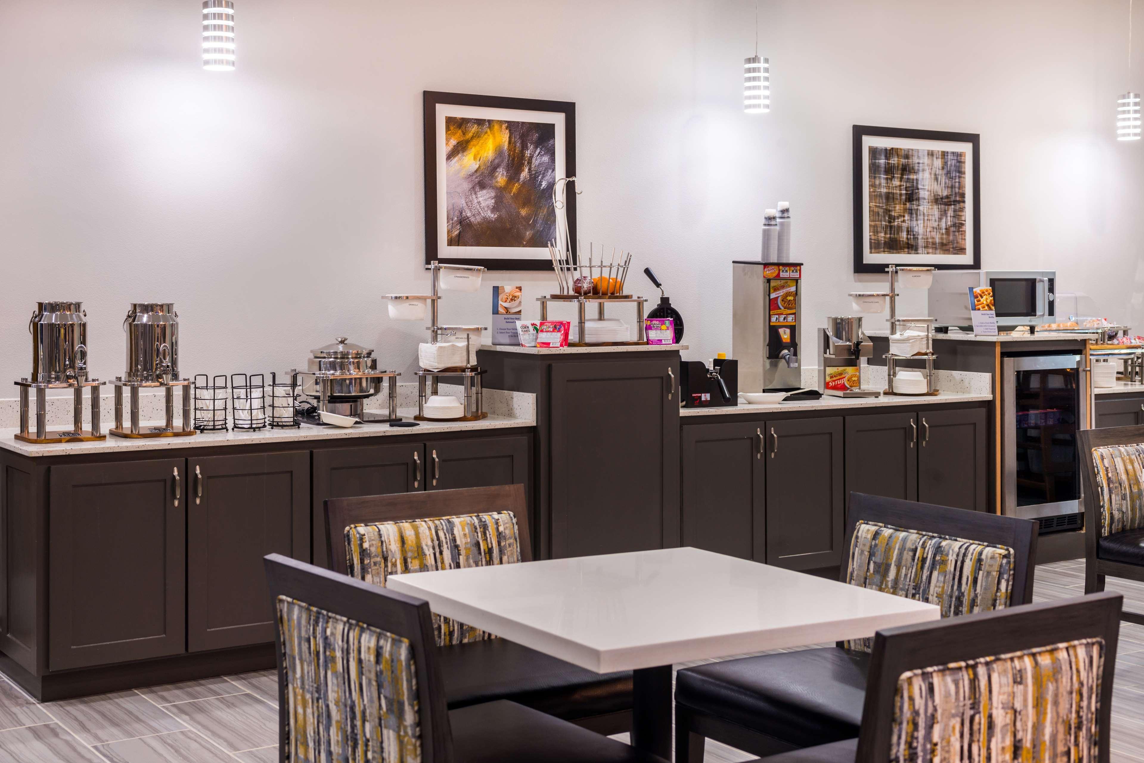 Best Western Plus Regency Park Walker Bagian luar foto